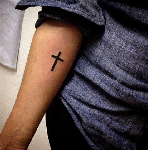 tattoo de cruz en el brazo|tatuajes de cruz en el brazo.